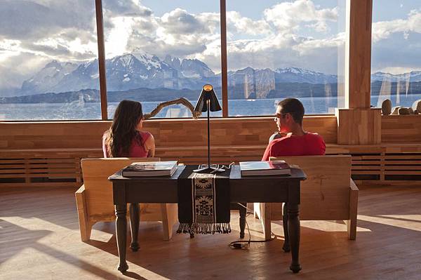 Tierra Patagonia living pareja ventanal (foto_grafa Pi_a Vergara) copia.jpg Tierra Patagonia living pareja ventanal (foto_grafa Pi_a Vergara) copia.jpg