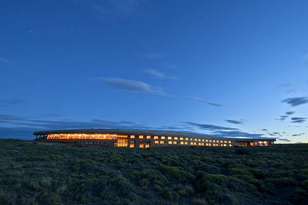 Tierra Patagonia exterior frontis noche (foto_grafa Pi_a Vergara) copia.jpg Tierra Patagonia exterior frontis noche (foto_grafa Pi_a Vergara) copia.jpg