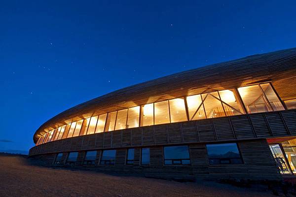 Tierra Patagonia exterior comedor noche (foto_grafa Pi_a Vergara) copia.jpg Tierra Patagonia exterior comedor noche (foto_grafa Pi_a Vergara) copia.jpg