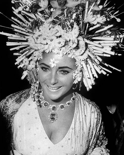 Elizabeth_Taylor_wears_Bulgari_jewellery.jpg Elizabeth_Taylor_wears_Bulgari_jewellery.jpg