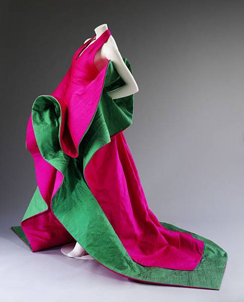Evening_dress_of_silk_designed_by_Roberto_Capucci_1987-1988.jpg Evening_dress_of_silk_designed_by_Roberto_Capucci_1987-1988.jpg