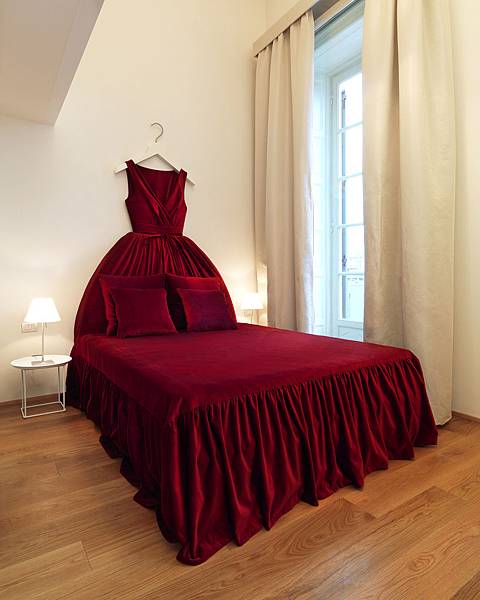 sleeping in a ballgown_ph. ake eson lindman.jpg sleeping in a ballgown_ph. ake eson lindman.jpg