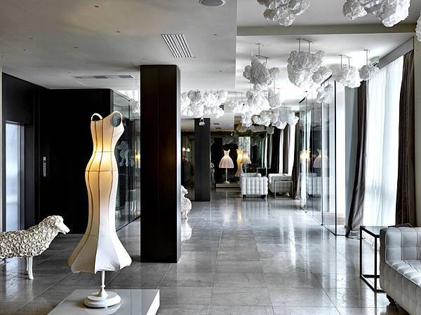 The-Lobby-at-Maison-Moschino-17.jpg The-Lobby-at-Maison-Moschino-17.jpg