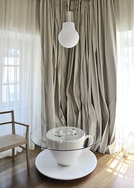 alice's room_ph. henri del olmo.jpg alice's room_ph. henri del olmo.jpg