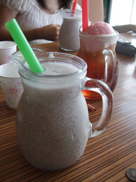 超有名氣的芋頭奶茶西米露,看色澤就知道特別!.JPG