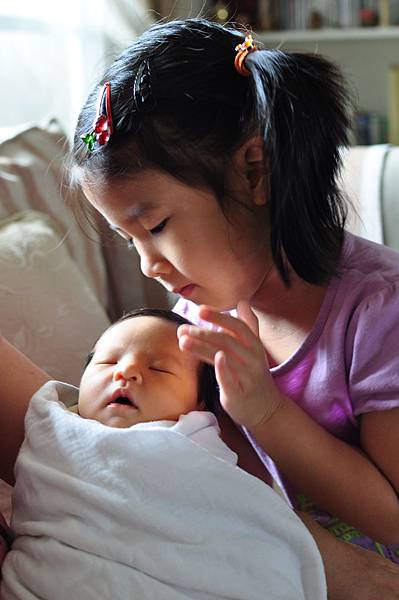 姐姐說她好小而且很軟