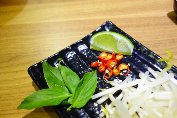 Brookhurst CaliPHOnia  布魯克加州式越南餐廳：布魯克加州式越南餐廳+異國美食+加州清淡遇上越南酸辣+雞肉河粉+BBQ豬+素食春捲+新鮮檸檬蘇打+東區+