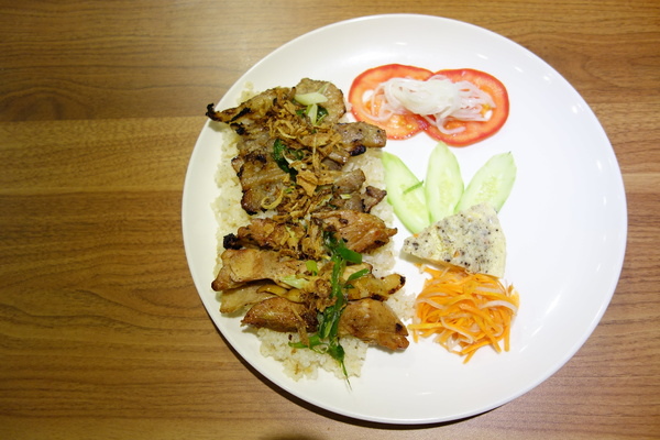 Brookhurst CaliPHOnia  布魯克加州式越南餐廳：布魯克加州式越南餐廳+異國美食+加州清淡遇上越南酸辣+雞肉河粉+BBQ豬+素食春捲+新鮮檸檬蘇打+東區+