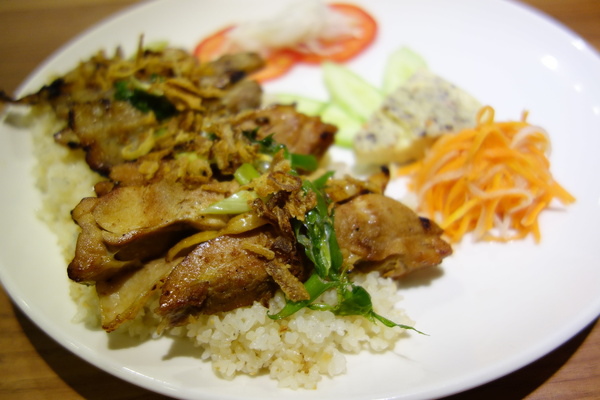 Brookhurst CaliPHOnia  布魯克加州式越南餐廳：布魯克加州式越南餐廳+異國美食+加州清淡遇上越南酸辣+雞肉河粉+BBQ豬+素食春捲+新鮮檸檬蘇打+東區+