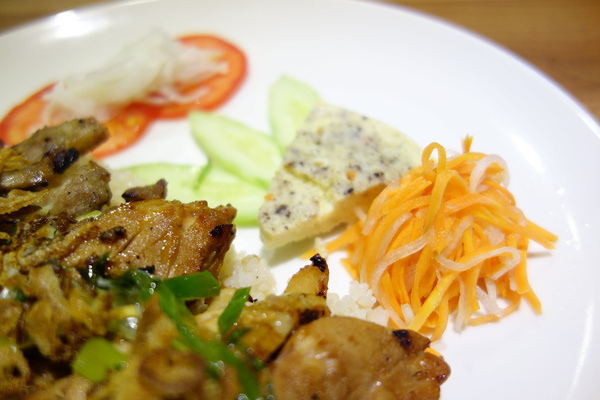 Brookhurst CaliPHOnia  布魯克加州式越南餐廳：布魯克加州式越南餐廳+異國美食+加州清淡遇上越南酸辣+雞肉河粉+BBQ豬+素食春捲+新鮮檸檬蘇打+東區+