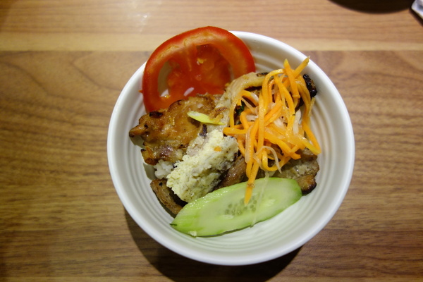 Brookhurst CaliPHOnia  布魯克加州式越南餐廳：布魯克加州式越南餐廳+異國美食+加州清淡遇上越南酸辣+雞肉河粉+BBQ豬+素食春捲+新鮮檸檬蘇打+東區+