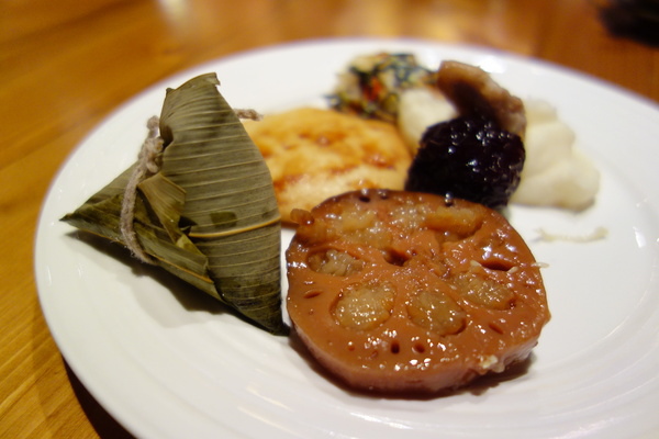 蓮香齋：蓮香齋+素食吃到飽+高檔+包場+有氣氛+南京東路+台北美食+乳酪起司+貝殼麵+涼麵+大阪燒+擔仔麵+盆栽甜點+傳統料理+聚會+巧克力鍋