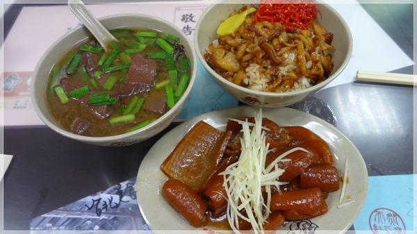 食。延三夜市。紅豆腐豬血湯 食。延三夜市。紅豆腐豬血湯