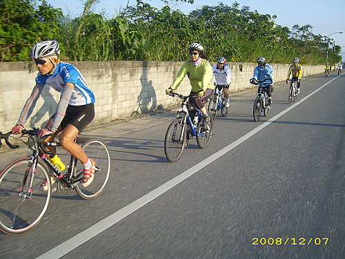 ap_F23_20081207115208387.jpg 與名捷一起騎單車