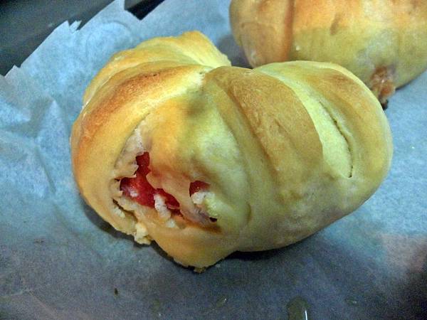 cream cheese 培根餡小花捲失敗作品.JPG
