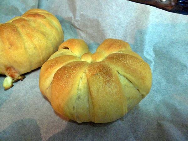 cream cheese 培根餡小花捲成品1.JPG