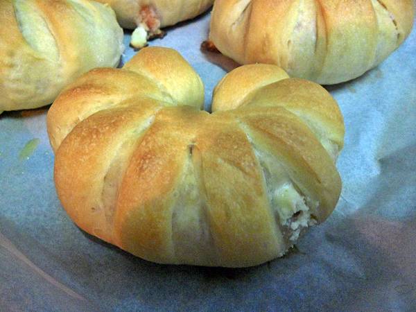 cream cheese 培根餡小花捲失敗作品2.JPG