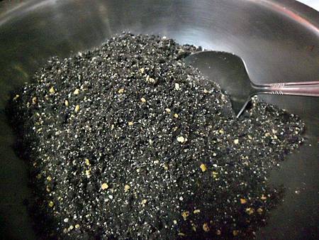 芒果慕斯蛋糕-餅乾碎片.JPG 芒果慕斯蛋糕-餅乾碎片.JPG