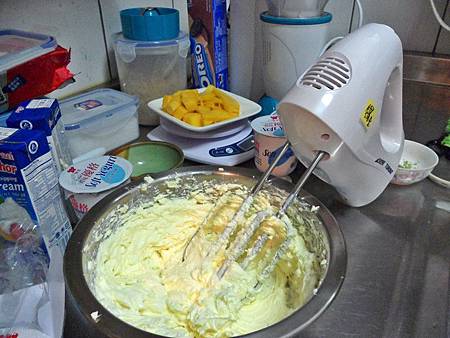 芒果慕斯蛋糕-打勻乳狀乳酪.JPG