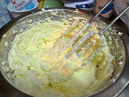 芒果慕斯蛋糕-cream chese打成絲狀.JPG