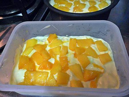 芒果慕斯蛋糕-中間鋪芒果丁.JPG 芒果慕斯蛋糕-中間鋪芒果丁.JPG
