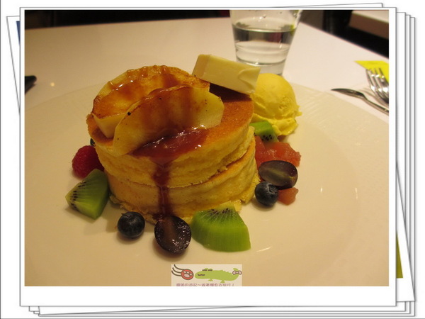 ※食記※葉璦菱投資的東區豪宅咖啡店「MIA CAFÉ」的焦糖蘋果熱蛋糕和義大利麵!