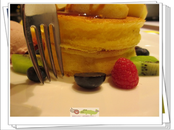 ※食記※葉璦菱投資的東區豪宅咖啡店「MIA CAFÉ」的焦糖蘋果熱蛋糕和義大利麵!