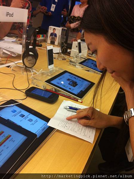 Apple職員協助開台中 Apple職員協助開台中