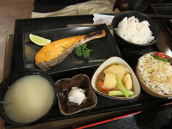 鹽烤鮭魚定食 IMG_7936