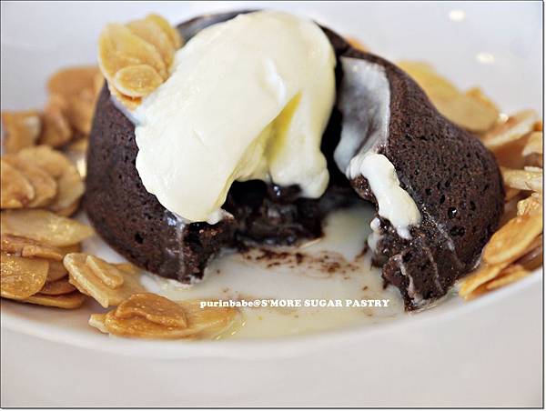 23熱熔岩巧克力蛋糕斷面.JPG