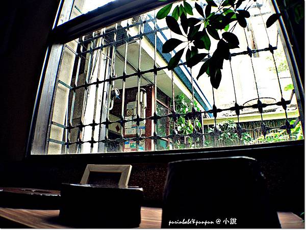 14二樓窗望向窄門.JPG 14二樓窗望向窄門.JPG