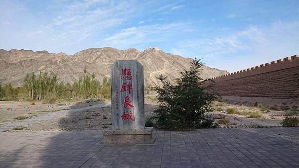 【兩個20歲女孩的中國大西北背包旅行Ⅻ】好大的土堆阿 嘉峪關 - 天下第一地墩,懸臂長城