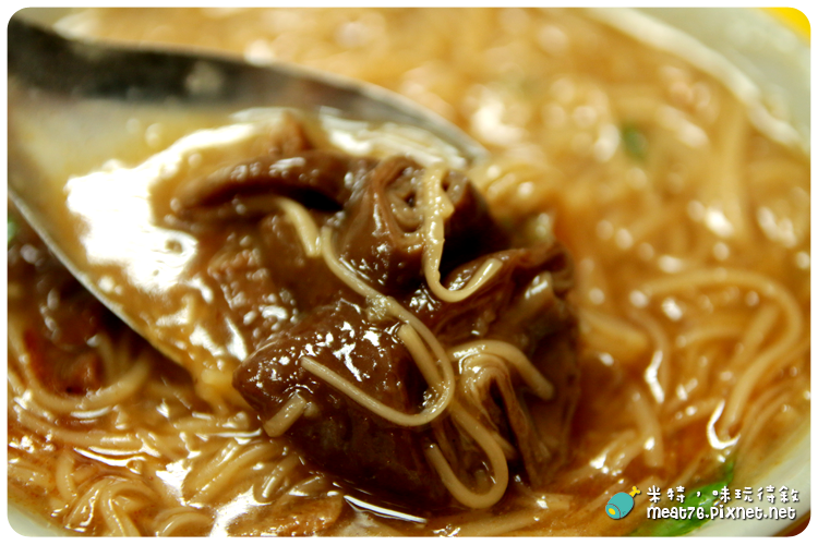 米特，味玩待敘｜部落格 © MEAT76｜台灣美食旅遊部落客｜2014-10-14-2【台北內湖。小吃】萬華陳記專業蚵腸麵線｜肥美料多的大腸蚵仔麵線，內用環境舒適 → 近康寧路美食商圈、捷運內湖文德站 (201405新開張)013.png