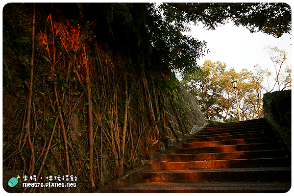 米特，味玩待敘｜部落格 © MEAT76｜台灣美食旅遊親子部落客｜2015-02-19-4【新北汐止。廟宇／爬山景點】拱北殿｜台北過年走春、拍攝秋楓熱門景點(羕2M13D)-005.png