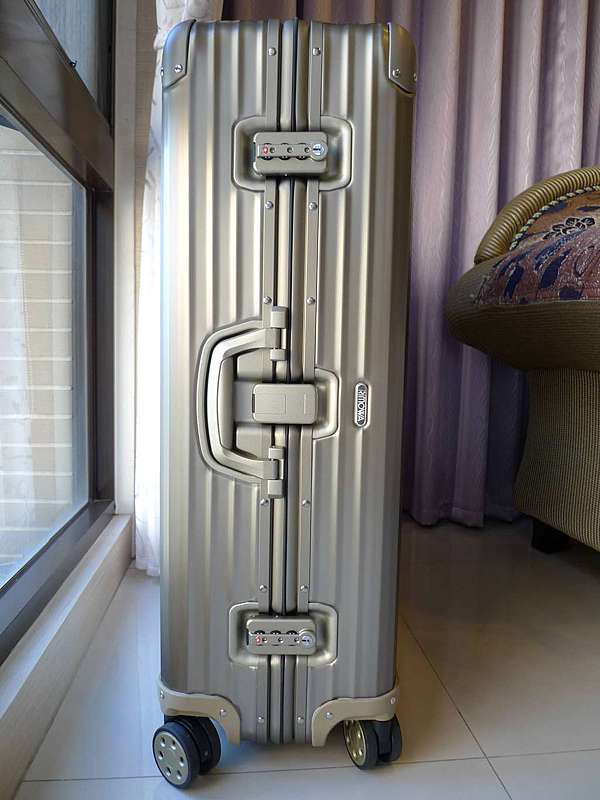 rimowa topas titanium 32