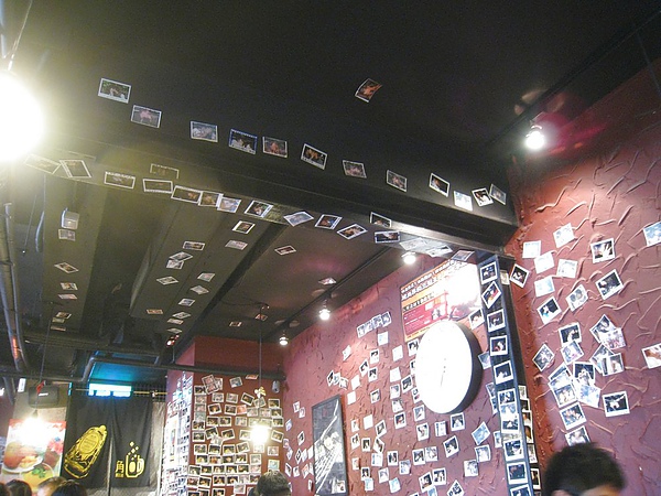 牆上都貼滿了照片呢