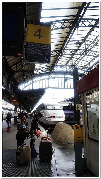 055-趕到了巴黎東站，海蒂還有餘裕比YA呢！