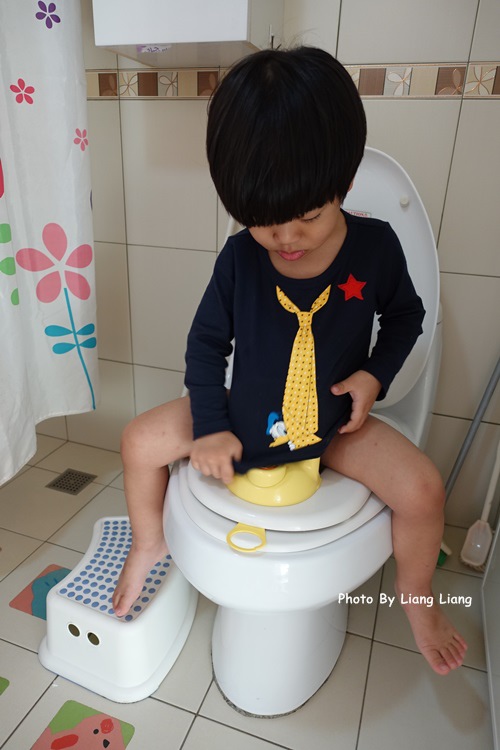 小亮真的臭臭在马桶里面耶!