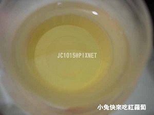 將7ml冷洗精加入1/2臉盆的冷水攪勻 將7ml冷洗精加入1/2臉盆的冷水攪勻