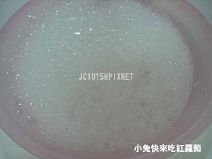 將7ml冷洗精加入1/2臉盆的冷水攪勻 將7ml冷洗精加入1/2臉盆的冷水攪勻