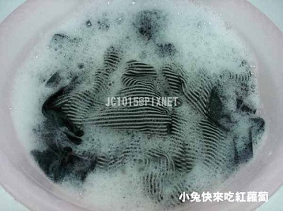 浸泡3分鐘後,輕輕柔並擠壓出汙水,再用清水沖洗2~3次即可晾乾 浸泡3分鐘後,輕輕揉並壓擠出汙水,再用清水沖洗2~3次即可晾乾