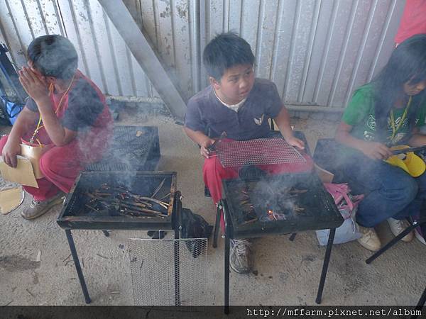 大家認真的生火烤肉 (1).JPG