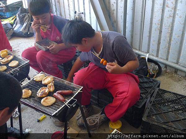 大家認真的生火烤肉 (3).JPG