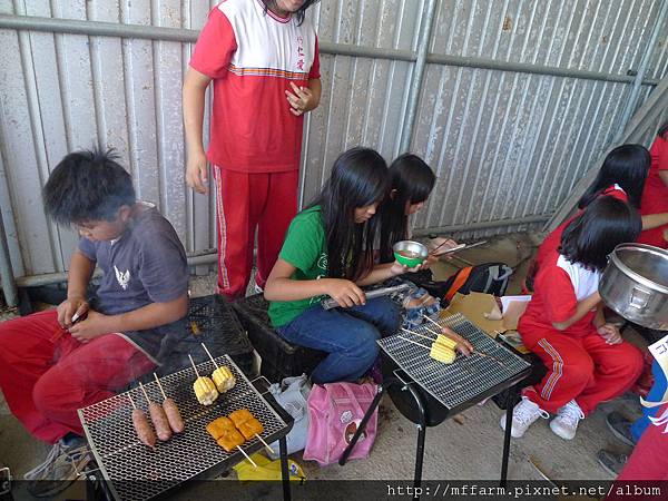 大家認真的生火烤肉 (4).JPG