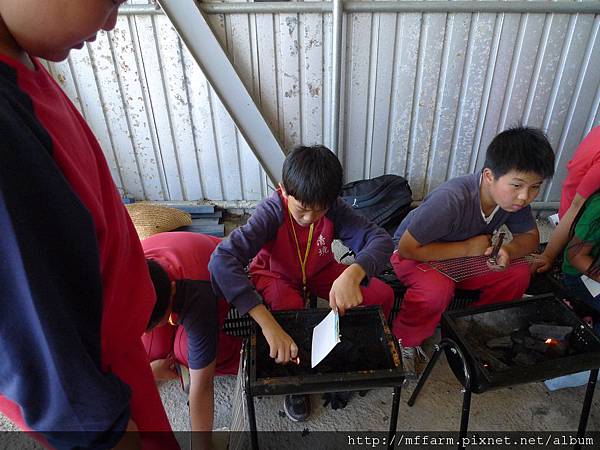 大家認真的生火烤肉 (2).JPG 大家認真的生火烤肉 (2).JPG