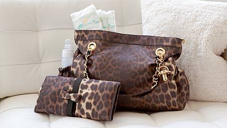 Felix-Rey-Snow-Diaper-Pad-Bag-LifeStyle-product-16x9_jpg_700x394_crop_upscale_q85