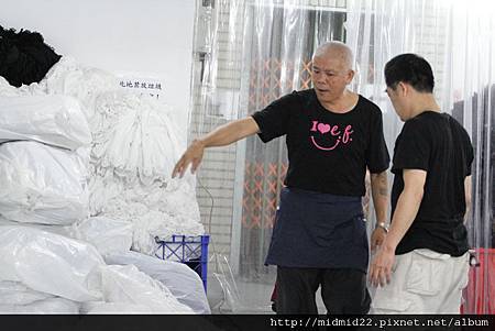 未包裝的衣服統一放置在乾淨的環境等待整燙包裝