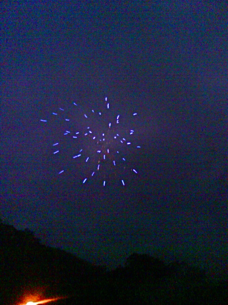 旁邊還有人在放煙火耶 旁邊還有人在放煙火耶