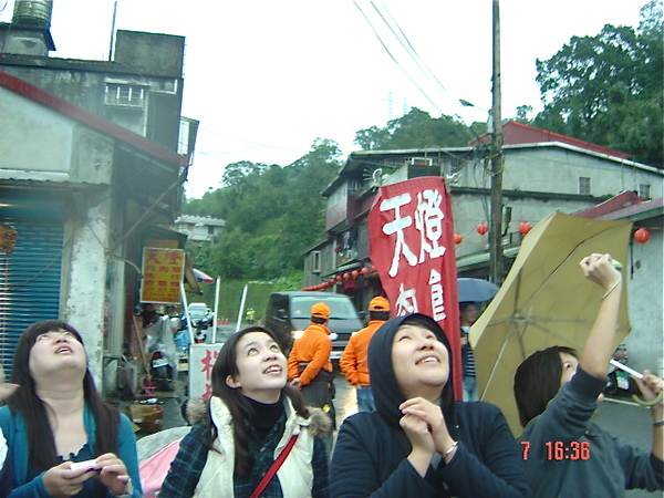 哇..飛呀飛呀..願望通通都實現 哇..飛呀飛呀..願望通通都實現