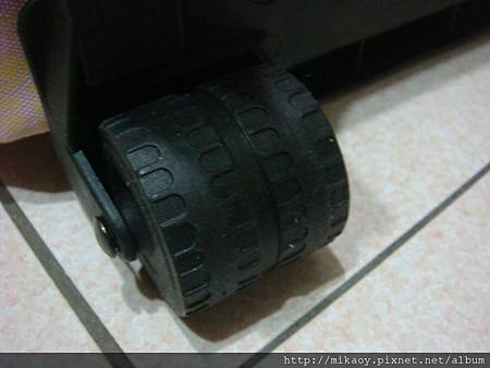 ROJITA 福箱滾輪近拍